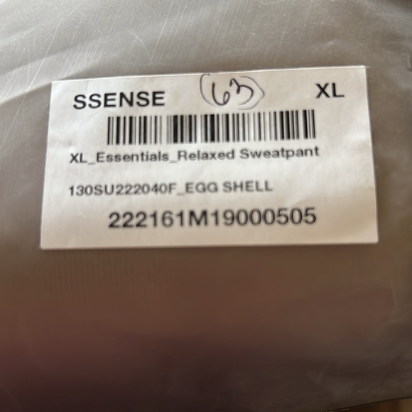 BNWT Men’s Fear of God Essentials Relaxed Sweatpant
Egg Shell XXL & XL - Picture 12 of 13